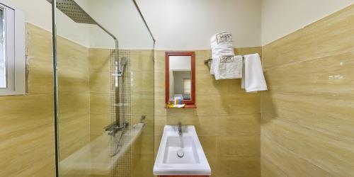 execsuitebath1